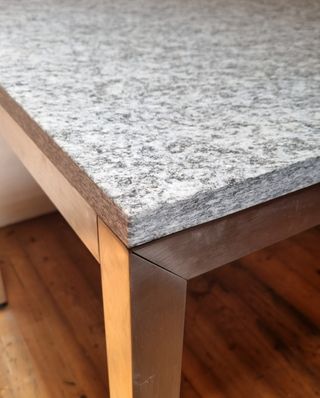 Tavolo di Design in metallo e granito