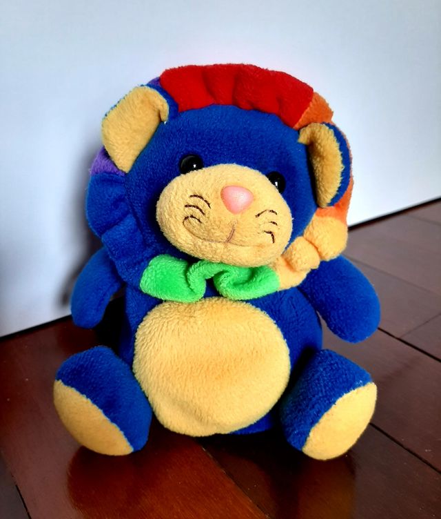 León pequeño de peluche