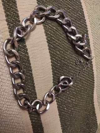 collar plateado tipo cadena 