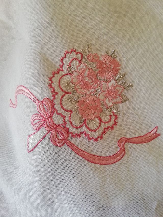 tovaglia 8 posti di lino ricamata a mano