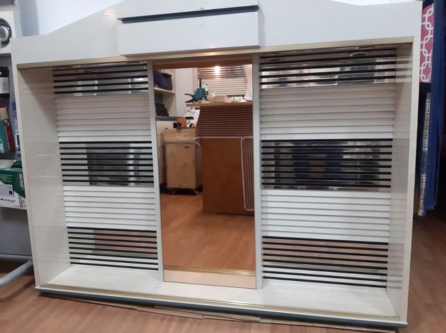 OFERTA . Vitrina sin cristales.