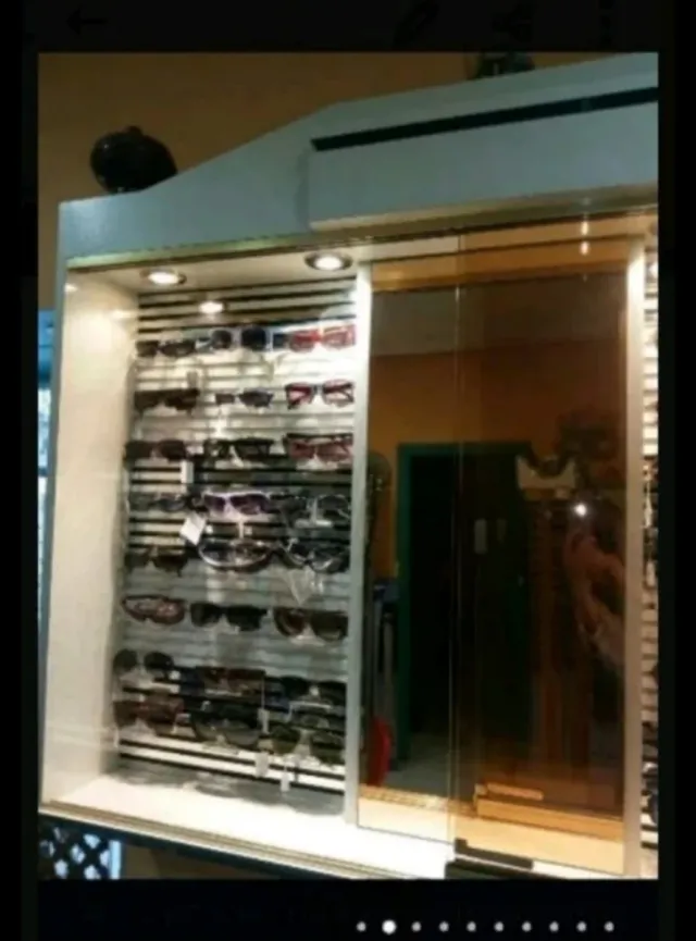 OFERTA . Vitrina sin cristales.