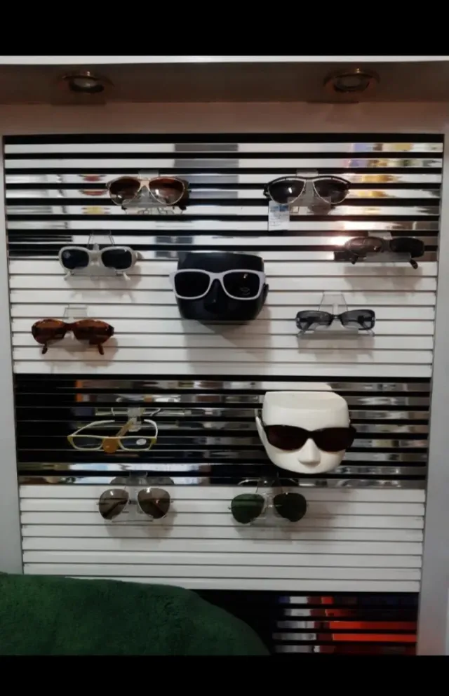 OFERTA . Vitrina sin cristales.