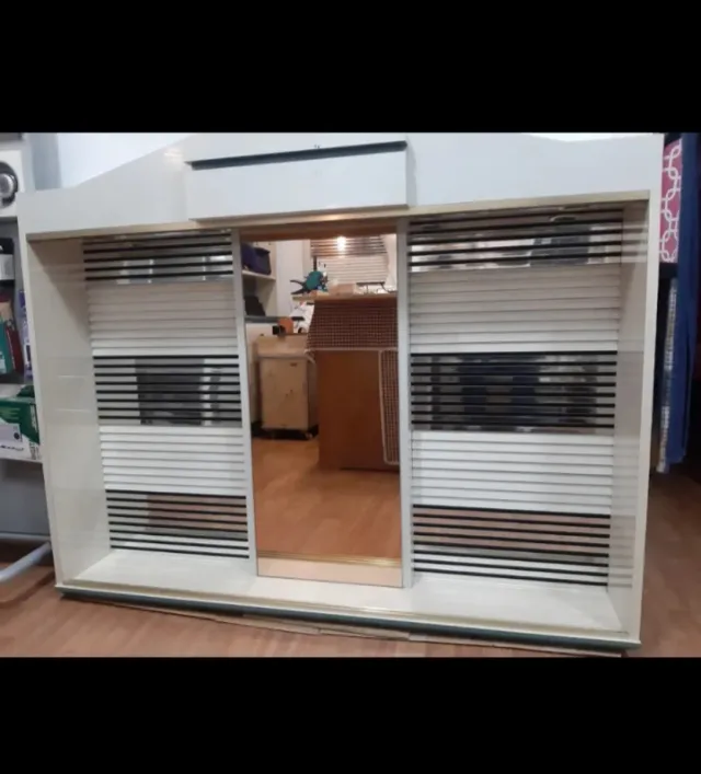 OFERTA . Vitrina sin cristales.