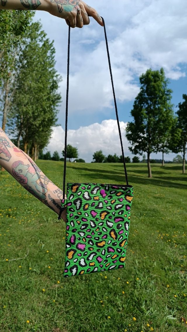 Bolsito leopardo verde.