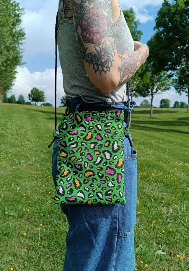 Bolsito leopardo verde.