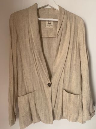 Americana beige de lino con hilatura dorada