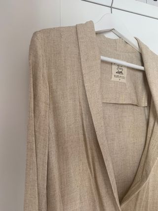 Americana beige de lino con hilatura dorada