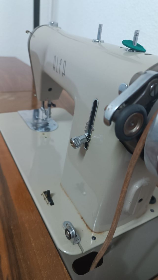 maquina de coser antigua ALFA con mueble Luis XV