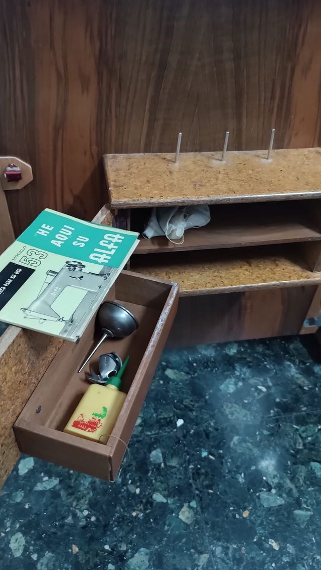 maquina de coser antigua ALFA con mueble Luis XV