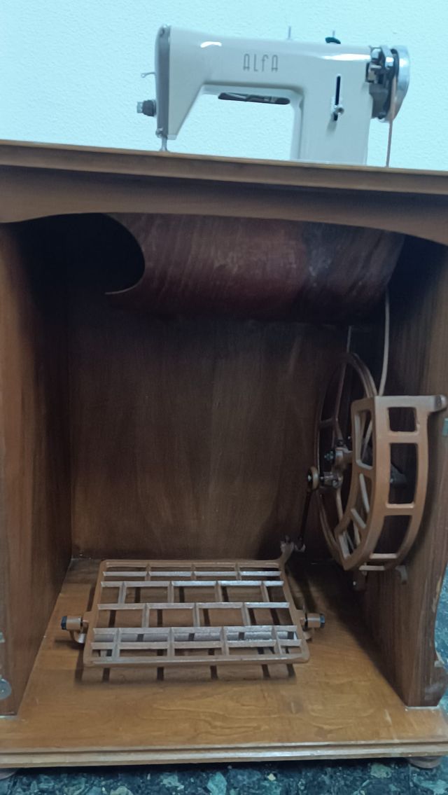 maquina de coser antigua ALFA con mueble Luis XV