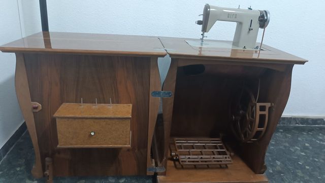 maquina de coser antigua ALFA con mueble Luis XV