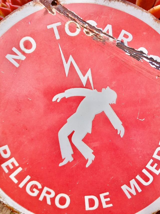 CHAPA REDONDA NO TOCAR PELIGRO DE MUERTE