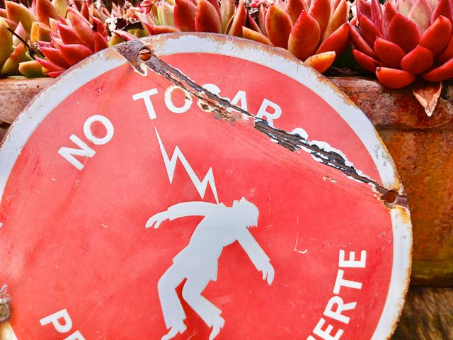 CHAPA REDONDA NO TOCAR PELIGRO DE MUERTE