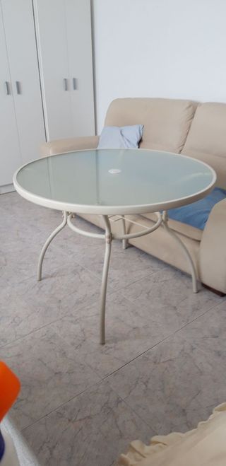 Mesa redonda cristal y metal, jardín, terraza.