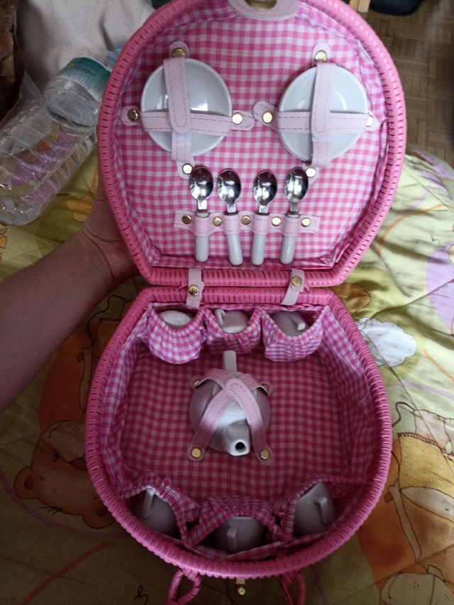 Maletín con set de tazas platos y cubiertos