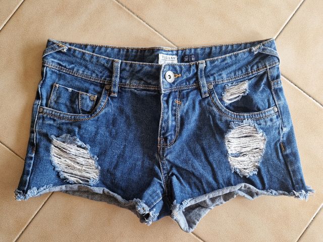 Short strappato con orlo a taglio vivo