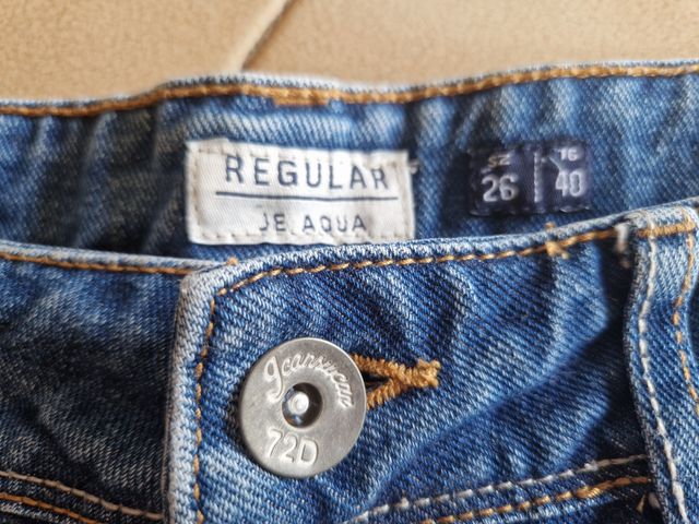 Short strappato con orlo a taglio vivo