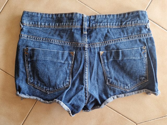 Short strappato con orlo a taglio vivo