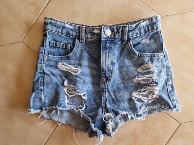 Short strappato con orlo a taglio vivo