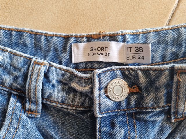 Short strappato con orlo a taglio vivo