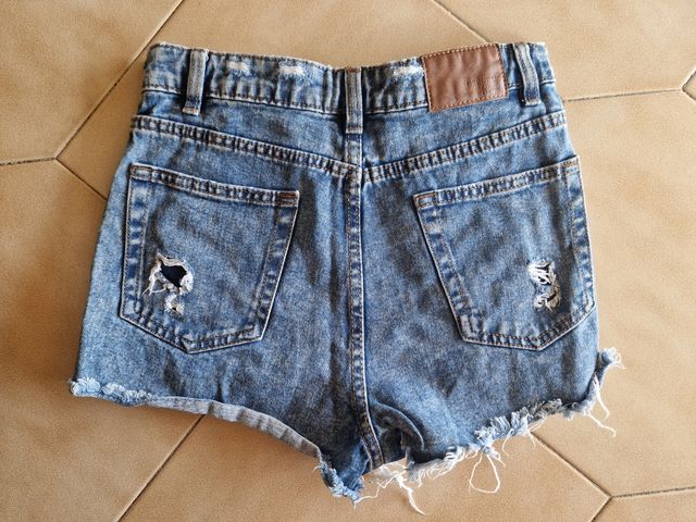 Short strappato con orlo a taglio vivo