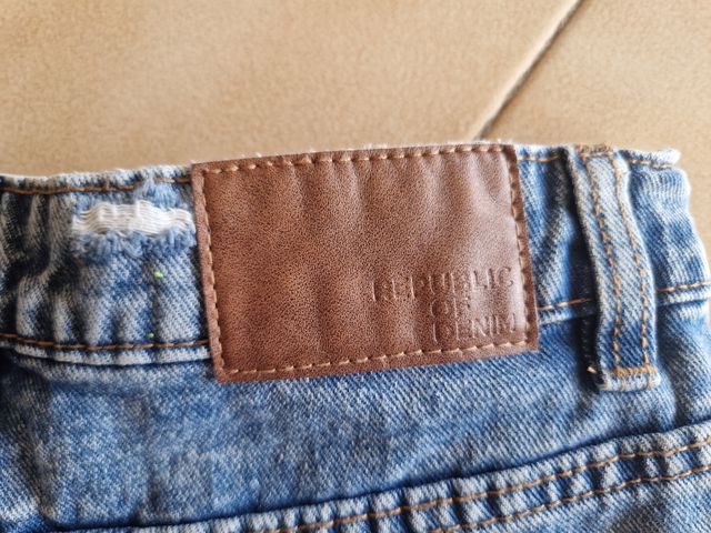 Short strappato con orlo a taglio vivo