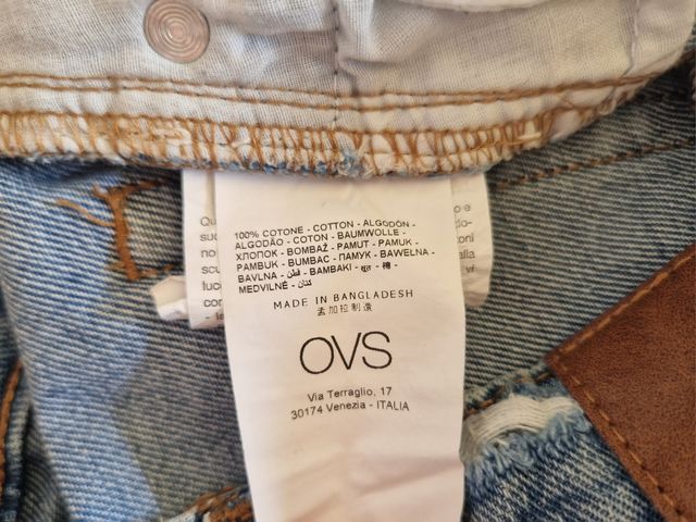 Short strappato con orlo a taglio vivo