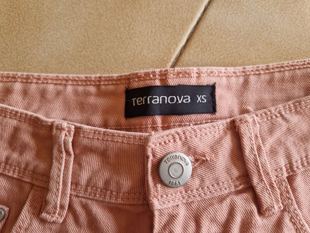 Short strappato con orlo a taglio vivo