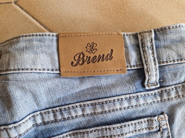 Short strappato con perline e orlo a taglio vivo