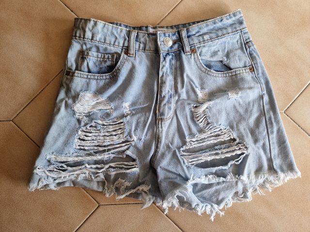 Short strappato con orlo a taglio vivo