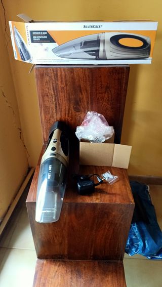 Pequeño aspirador de mesa ó para el coche.