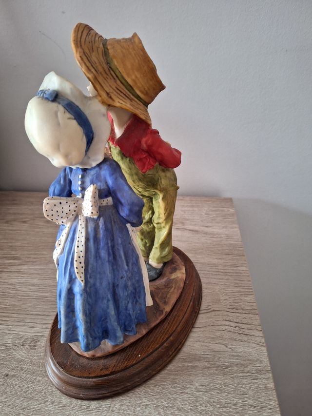 figura de marmolina " besucones "