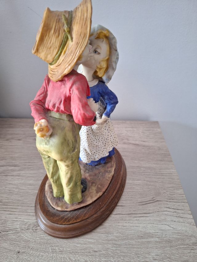 figura de marmolina " besucones "