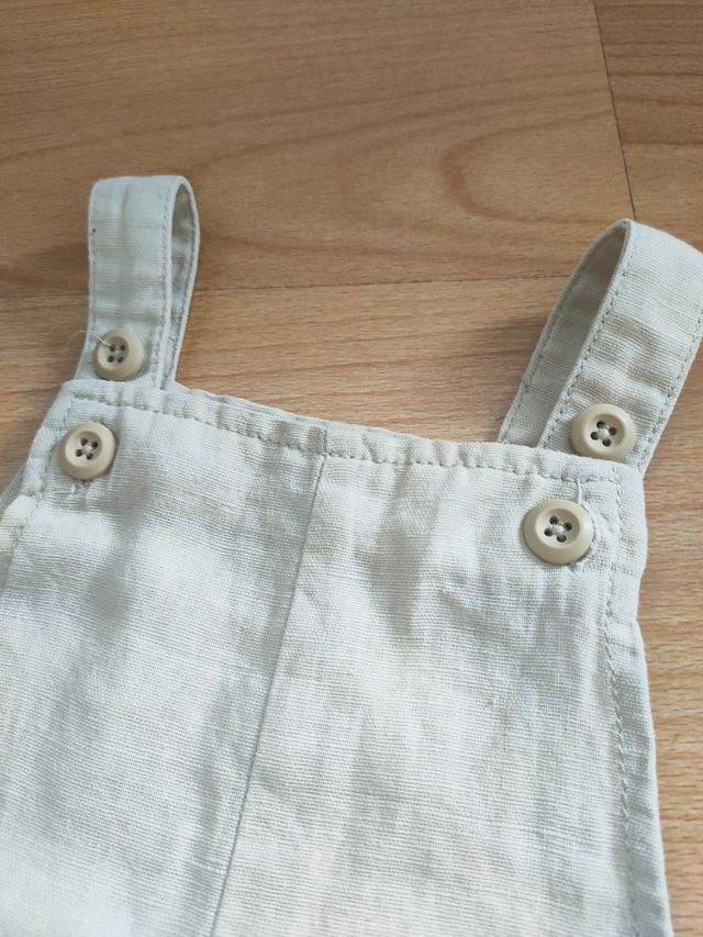 Peto lino, leggins Zara y camiseta fagottino