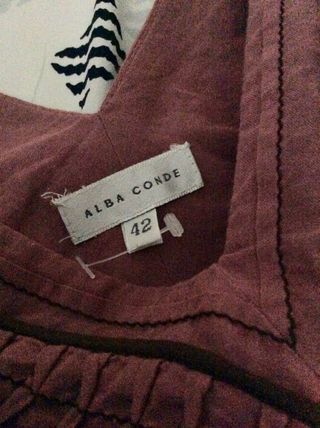 TOP / BLUSA CON VOLANTES - MARCA ALBA CONDE