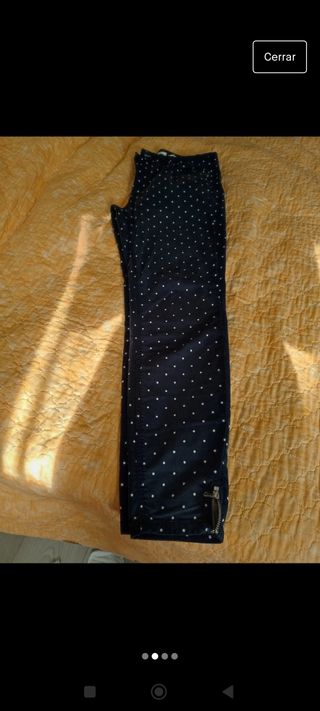 Pantalón tipo vaquero, de lunares, precioso.