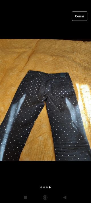Pantalón tipo vaquero, de lunares, precioso.