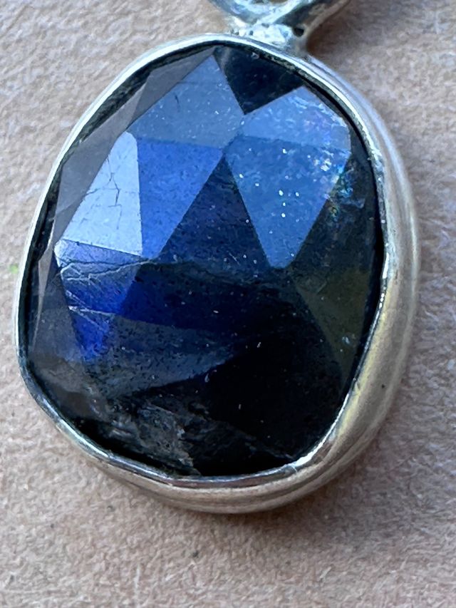 Labradorita facetada en plata