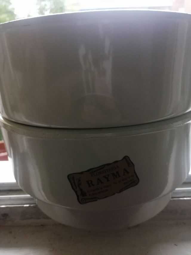 dos  maceteros de porcelana totalmente nuevos