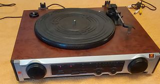 Tocadiscos con altavoces y radio