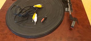 Tocadiscos con altavoces y radio