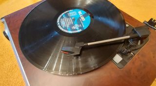 Tocadiscos con altavoces y radio