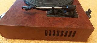 Tocadiscos con altavoces y radio