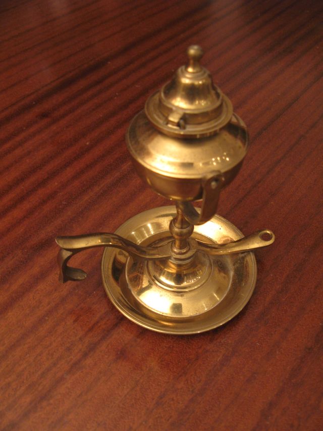 Lámpara de aceite. Capuchina. Bronce. Antigua.