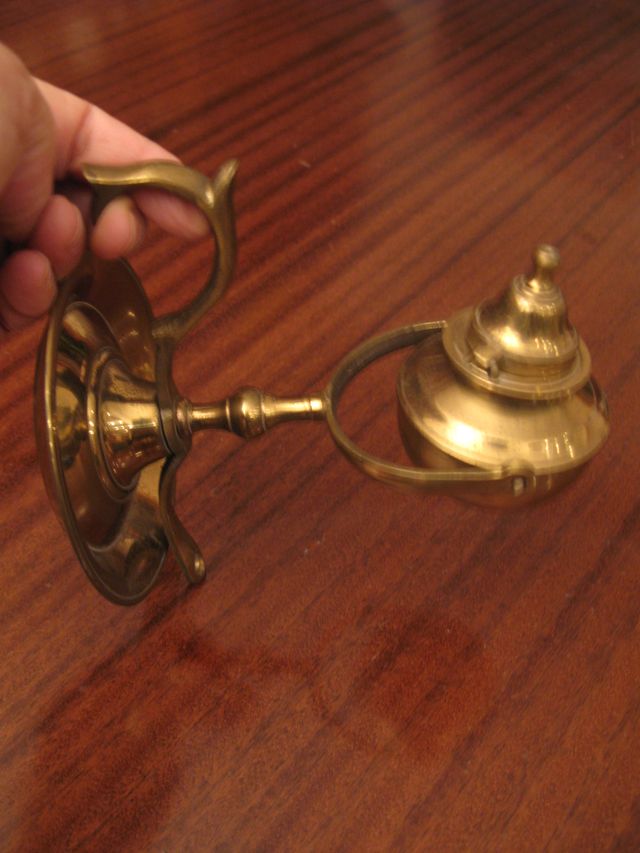 Lámpara de aceite. Capuchina. Bronce. Antigua.