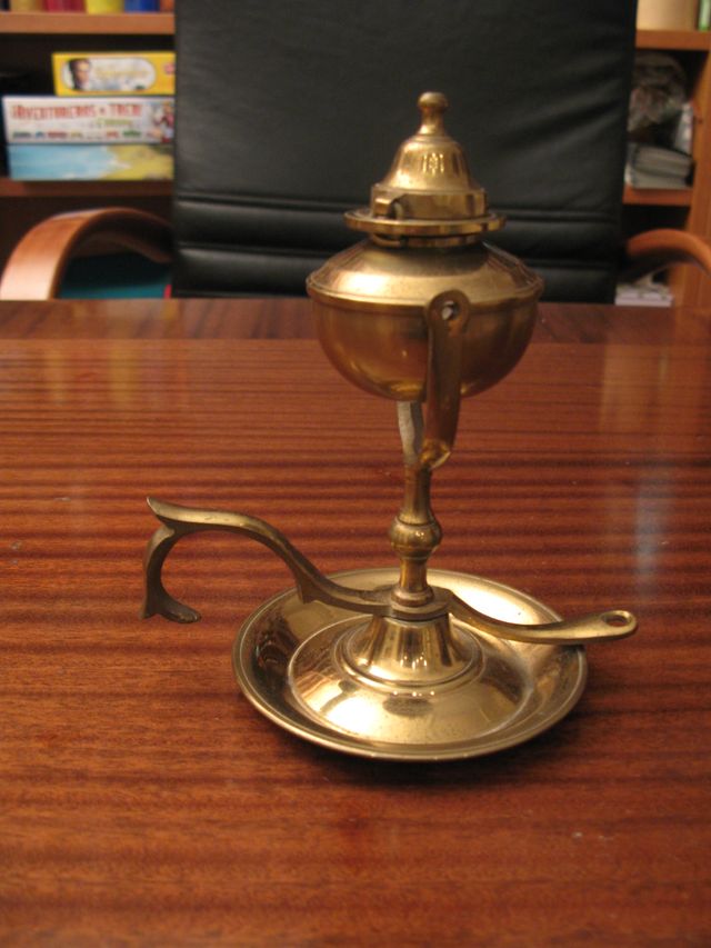 Lámpara de aceite. Capuchina. Bronce. Antigua.