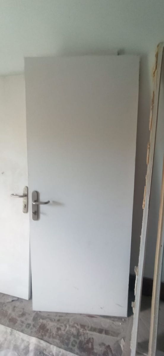 Puerta lisa blanca de madera