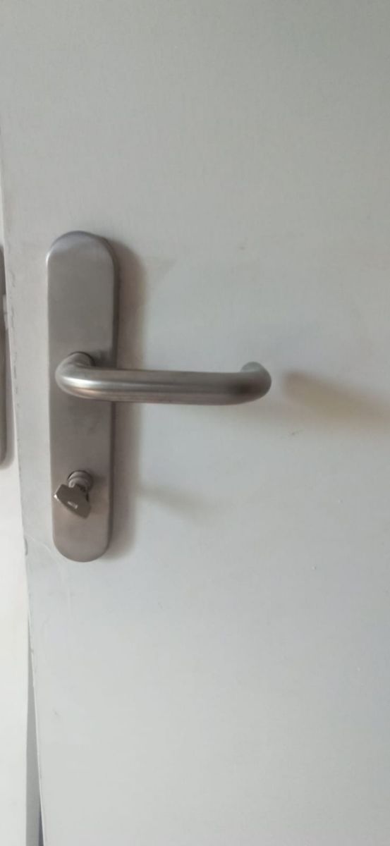 Puerta lisa blanca de madera