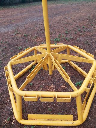 Soporte guardaesquies y tablas de snow. 